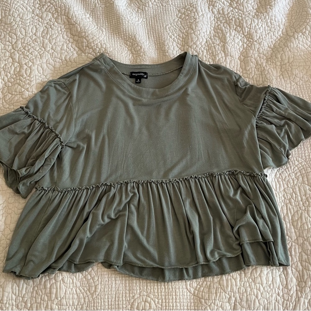 DRY GOODS : Green Ruffled Top